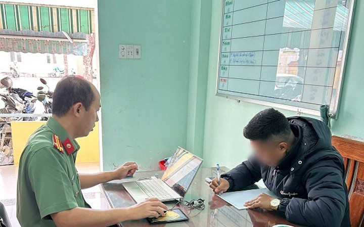 Cán bộ an ninh làm việc với N.H.S. (Ảnh: CA Quảng Nam)