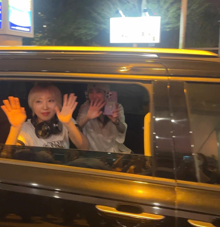 Dara và Minzy thân thiện chào fan.