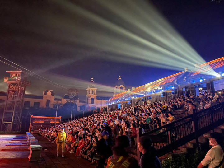 Những show diễn độc quyền của Phú Quốc United Center luôn kín khách.