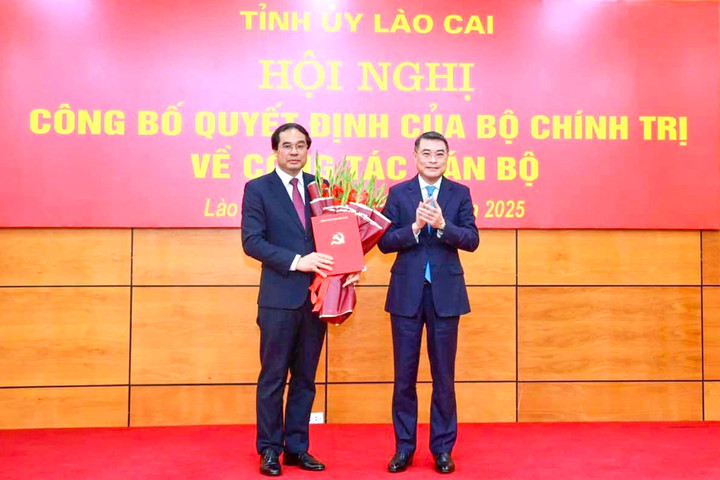 Ủy viên Bộ Chính trị, Bí thư Trung ương Đảng, Trưởng Ban Tổ chức Trung ương Lê Minh Hưng (bên phải) trao Quyết định của Bộ Chính trị chuẩn y chức danh Bí thư Tỉnh ủy Lào Cai cho ông Trịnh Xuân Trường.