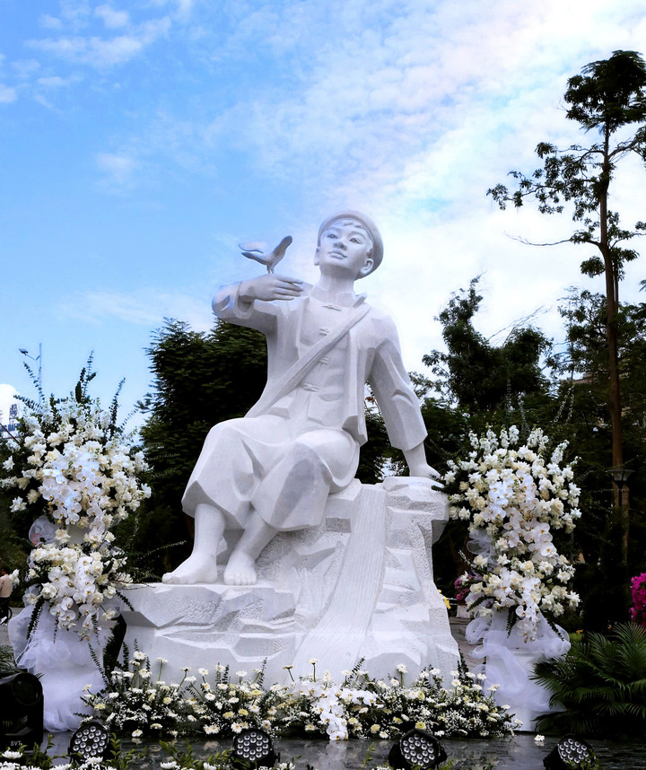 Tượng đài Kim Đồng với chất liệu tượng đài là đá trắng - khắc hoạ hình ảnh Anh hùng Lực lượng vũ trang nhân dân Kim Đồng, có chiều cao 4,35m, tổng diện tích khuôn viên xây dựng 167,4m2.