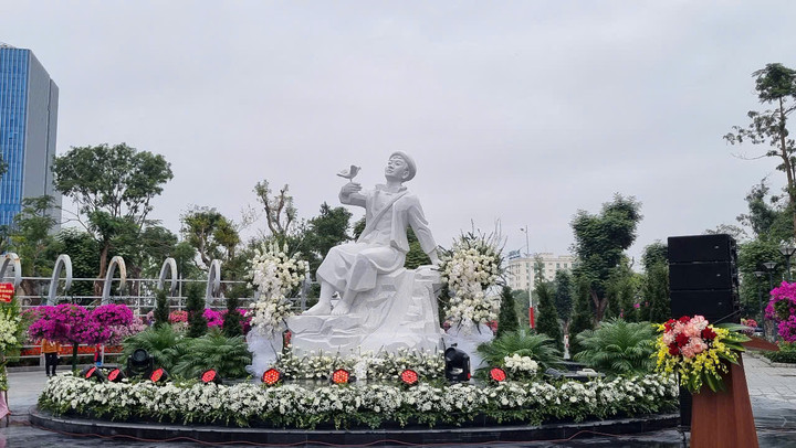 Tượng đài Kim Đồng được đặt tại Vườn hoa Kim Đồng, quận Hồng Bàng (Hải Phòng).