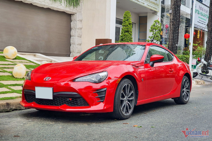Từ năm 2012, Toyota 86 được phân phối chính hãng tại Việt Nam với mức giá khởi điểm từ 1,65 tỷ đồng. Đây là một con số khá cao đối với một mẫu xe thể thao thuộc thương hiệu phổ thông và có tính thực dụng thấp.