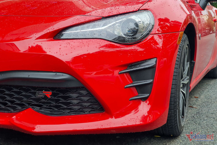 Ra mắt vào năm 2017, phiên bản facelift của Toyota 86 nhận được một số tinh chỉnh về thiết kế, bao gồm cản trước và sau, cụm đèn pha và đèn hậu. Tuy nhiên, so với một số thị trường khác, mẫu xe này không được trang bị đèn sương mù ở hốc gió trước.