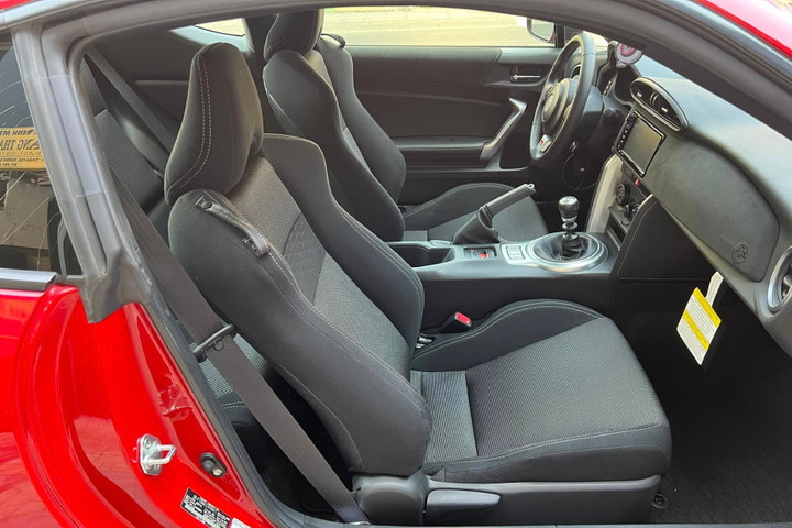 Nội thất của mẫu xe này mang đậm phong cách thể thao với ghế cơ, phanh tay cơ cùng bề mặt ghế được bọc chất liệu nỉ và da tổng hợp. Bề mặt bảng taplo được bọc chất liệu da lộn cùng logo 86 được dập chìm.