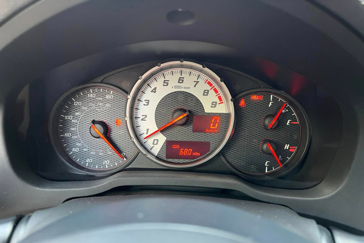 Tại thời điểm rao bán, đồng hồ odo của chiếc xe chỉ hiển thị 680 dặm (tương đương khoảng 1.094 km), cho thấy xe vẫn còn trong tình trạng gần như mới dù đã gần một thập kỷ.