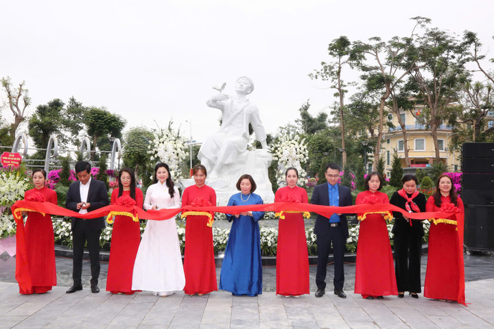 Lãnh đạo Ban Tuyên giáo Thành ủy, Sở Văn hóa và Thể thao, Thành Đoàn Hải Phòng và UBND quận Hồng Bằng cắt băng khánh thành tượng đài Kim Đồng.