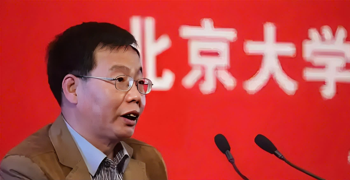 “Tôi tin rằng chăn nuôi lợn và bán thịt lợn cũng có thể mang lại vinh quang cho Đại học Bắc Kinh", Lục Bộ Hiên chia sẻ tại trường cũ. (Ảnh: Baidu)