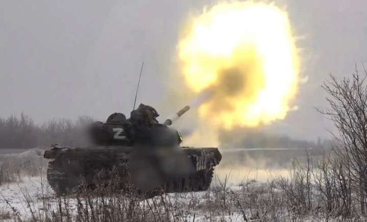 Xe tăng T-72 của Nga nã pháo. (Ảnh: Bộ Quốc phòng Nga)