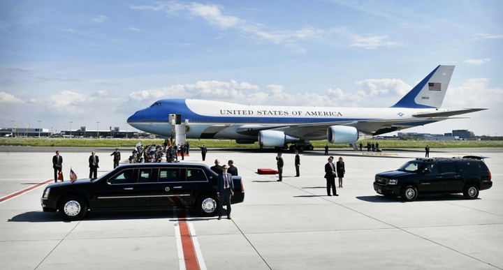 Máy bay Không lực một chở Tổng thống Trump và Đệ nhất phu nhân.
