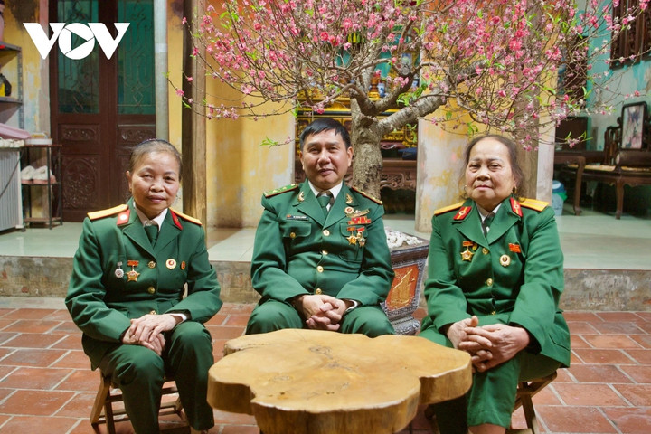 Bà Hà, ông Lượng và bà Hồng (từ trái sang) cùng nhau ôn lại ký ức.