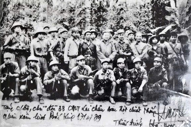 Các chiến sĩ chụp hình lưu niệm với bộ đội đồn Ma Lù Thàng sau trận 17/2/1979. (Ảnh: NVCC)