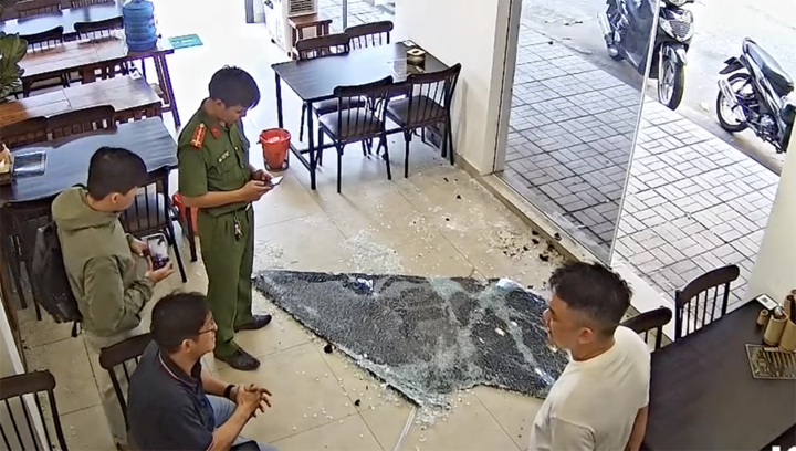 Công an có mặt ghi nhận hiện trường. (Ảnh: Cắt từ clip)