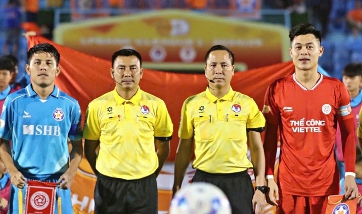 Trọng tài Nguyễn Viết Duẩn (áo vàng, từ phải sang).