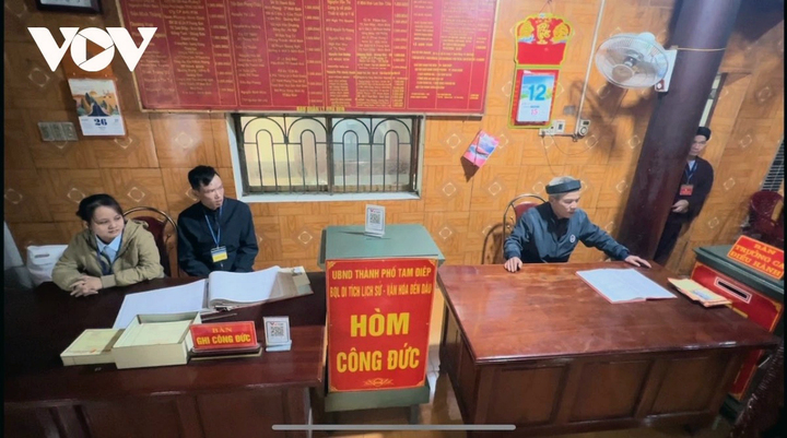Bên hòm công đức của Ban Quản lý, bên két dầu nhang của tổ trực đền.