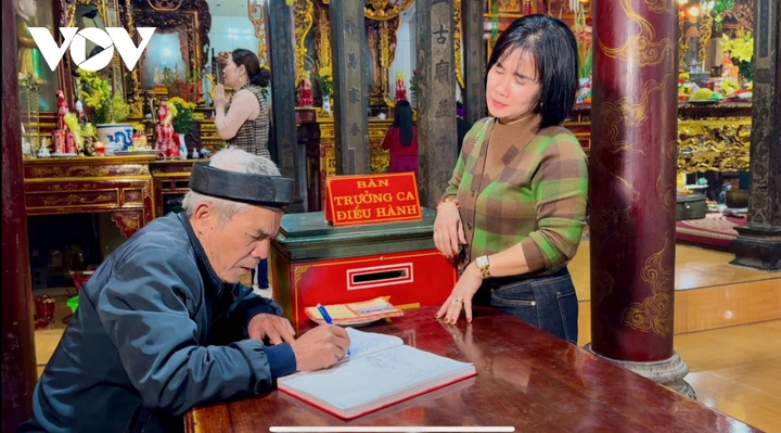 Nhiều du khách đi lễ ở đền Dâu tỏ ra khó hiểu với hai nơi ghi công đức.