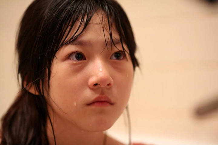 Vai diễn trong "A Girl at My Door" đã giúp Kim Sae Ron thắng giải Rồng Xanh khi mới 14 tuổi.