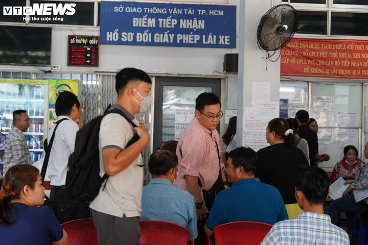 Người dân xếp hàng chờ cấp đổi GPLX tại trường Trung cấp giao thông Tiến Bộ.