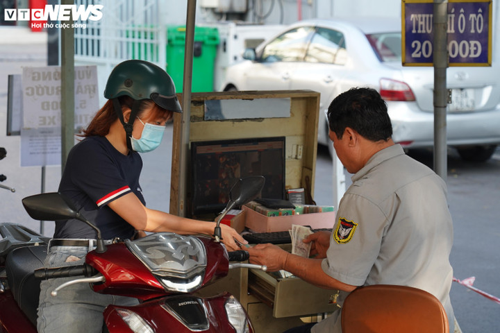 Theo ghi nhận, đến khoảng 7h, người dân đổ xô về trường Trung cấp giao thông Tiến Bộ để cấp đổi bằng lái xe.