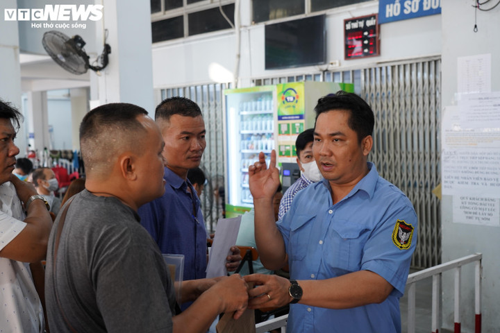 Để hạn chế tình trạng ùn ứ, trường Trung cấp giao thông Tiến Bộ đã huy động cả lực lượng bảo vệ tham gia hỗ trợ người dân.