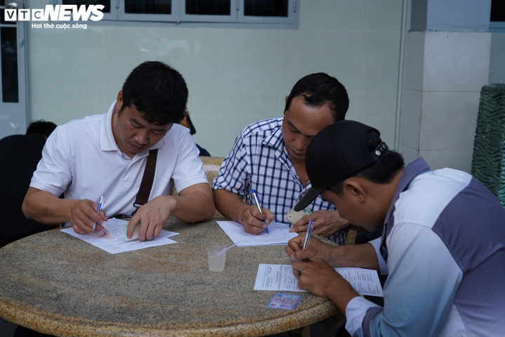 Lượng người đổ về trường Trung cấp giao thông Tiến Bộ chờ cấp bằng lái xe rất đông trong ngày 17/2.