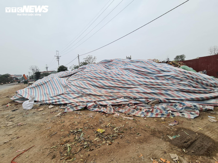 "Núi" bánh kẹo lại bị xả thải ở La Phù chưa được xử lý, gây ô nhiễm nghiêm trọng.