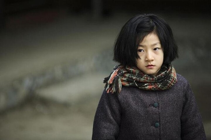 Kim Sae Ron phải trải qua tuổi thơ bất hạnh khi bố mẹ ly hôn, mẹ trầm cảm nặng.