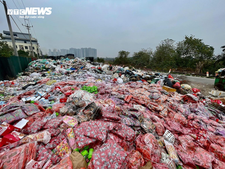 Hàng chục tấn bánh kẹo lạ bị xả thải trộm tại xã La Phù sau Tết.