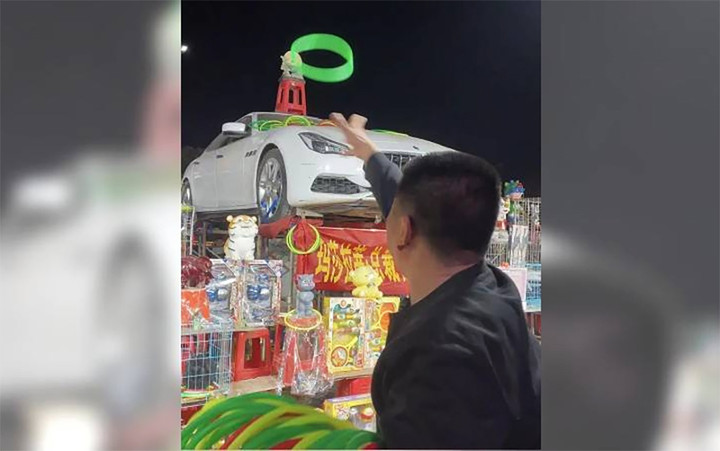 Người đàn ông ném vòng trúng ô tô 6 tỷ đồng sau 8.000 lần ném