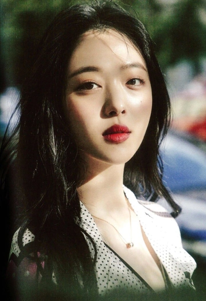 Sự ra đi của Sulli ở tuổi 25 gây chấn động showbiz Hàn.