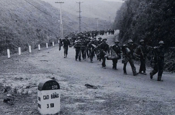 Bộ đội ta hành quân ở Cao Bằng vào ngày 25/2/1979. (Hình ảnh trên báo QĐND)