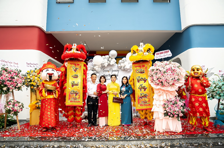 Bà Đặng Thị Kim Oanh (thứ ba từ trái sang) – Chủ tịch HĐQT, Tổng Giám đốc Kim Oanh Group - tham dự Lễ khánh thành trường Mầm non Happy House.