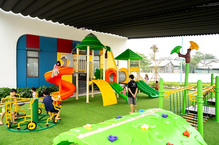 Sân chơi ngoài trời có mai che di động và thiết kế an toàn cho trẻ nhỏ.