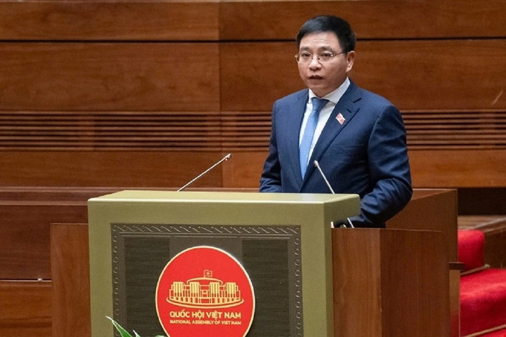 Bộ trưởng Tài chính Nguyễn Văn Thắng trình bày tờ trình. (Ảnh: Media Quốc hội)