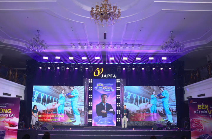 Ông Clemens Tan - Tổng Giám đốc Japfa Việt Nam - chia sẻ mô hình phát triển bền vững.