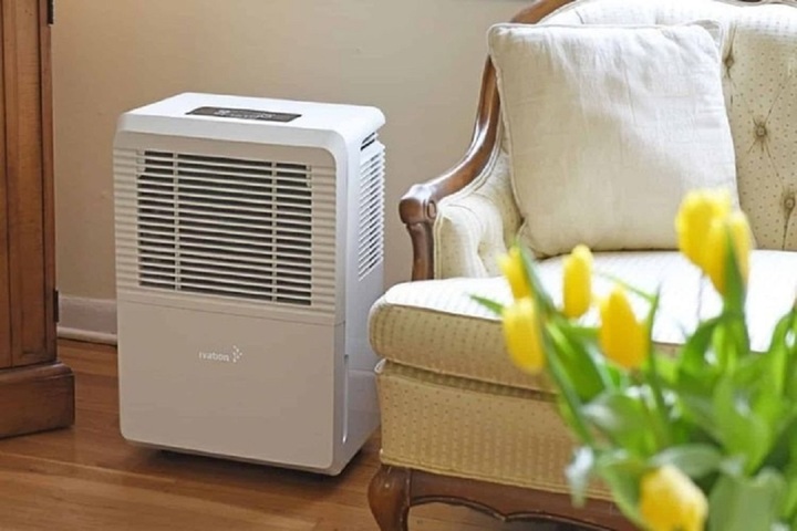 Sử dụng máy hút ẩm là cách tốt nhất khắc phục tình trạng nhà ẩm ướt do trời nồm. (Ảnh: fpt).