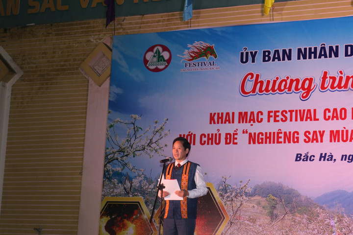 Ông Trần Xuân Thảo, Phó Chủ tịch UBND huyện Bắc Hà (Lào Cai), phát biểu khai mạc.