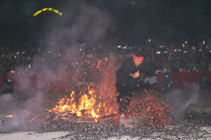 Lễ Nhảy lửa của dân tộc Dao đỏ xã Nậm Đét (Bắc Hà, Lào Cai) với ý nghĩa cầu may mắn, mưa thuận gió hòa, mùa màng bội thu, cầu bình an, hạnh phúc cho người dân trong cả năm.