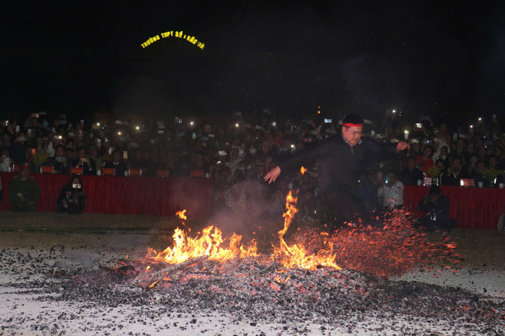 Lên Bắc Hà xem lễ hội Nhảy lửa của người Dao đỏ - 4