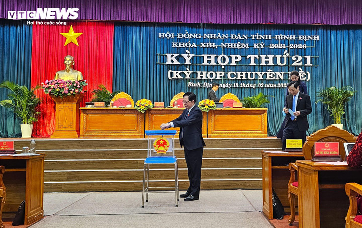 Đại biểu HĐND tỉnh bỏ phiếu bầu bổ sung Phó Trưởng Ban Kinh tế - Ngân sách HĐND tỉnh khóa XIII.