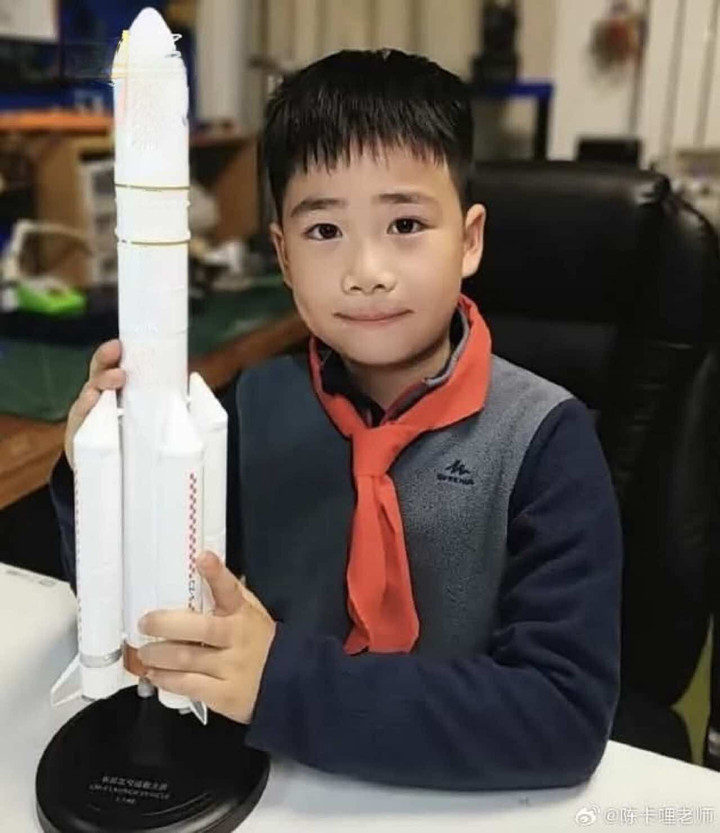 Ở tuổi 11, Nghiêm Hoằng Sâm chế tạo tên lửa làm bằng nhiên liệu rắn. (Ảnh: Baidu)