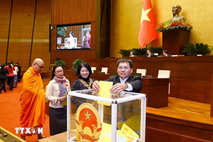 Đại biểu Quốc hội bỏ phiếu bầu Phó Chủ tịch Quốc hội và Ủy viên Ủy ban Thường vụ Quốc hội; phê chuẩn đề nghị của Thủ tướng về việc bổ nhiệm các Phó Thủ tướng, Bộ trưởng và thành viên khác của Chính phủ.