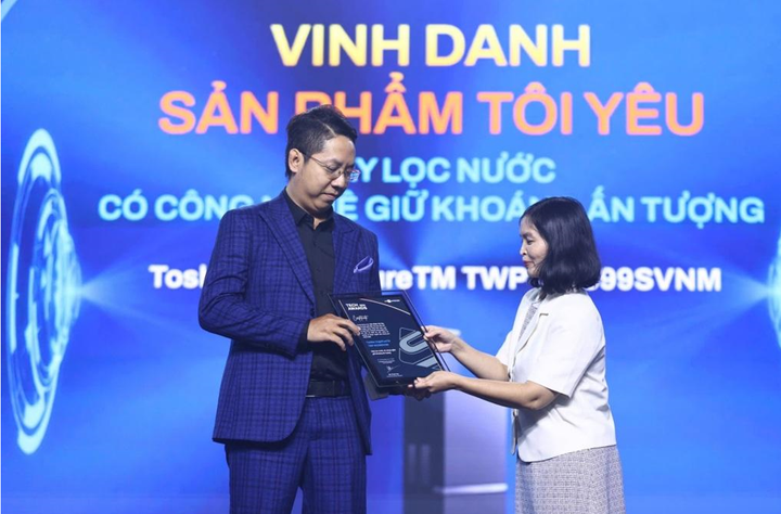 Đại diện Toshiba nhận giải thưởng tại Tech Awards 2024. Ảnh: Toshiba