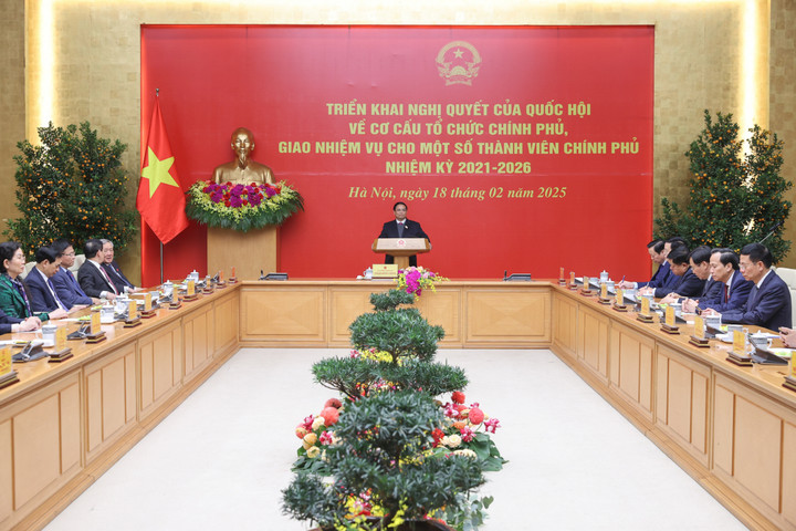 Thủ tướng đề nghị các các thành viên Chính phủ luôn phát huy tinh thần chủ động, linh hoạt, sáng tạo, hiệu quả, xây dựng Chính phủ liêm chính, trong sạch, vì nhân dân phục vụ - (Ảnh: VGP/Nhật Bắc)