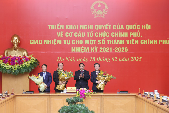 Thủ tướng tặng hoa chúc mừng các ông Huỳnh Thành Đạt, Hầu A Lềnh, Nguyễn Thanh Nghị được phân công công tác quan trọng khác. (Ảnh: VGP/Nhật Bắc)