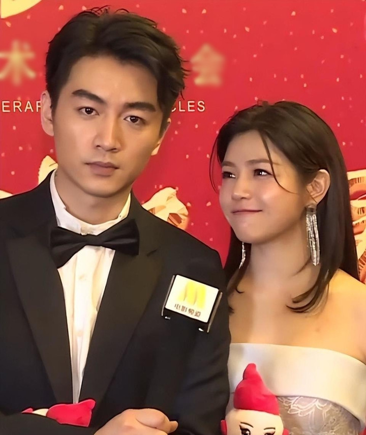 Thái độ lạnh lùng của Trần Hiểu khi được phỏng vấn, trong khi Trần Nghiên Hy tỏ ra hạnh phúc, vui vẻ.