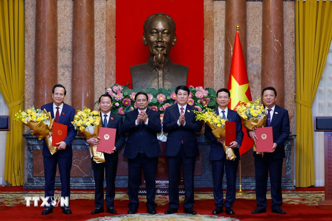Chủ tịch nước Lương Cường trao quyết định bổ nhiệm, Thủ tướng Phạm Minh Chính tặng hoa chúc mừng Bộ trưởng Nông nghiệp và Môi trường Đỗ Đức Duy, Bộ trưởng Xây dựng Trần Hồng Minh, Bộ trưởng Khoa học và Công nghệ Nguyễn Mạnh Hùng, Bộ trưởng Dân tộc và Tôn giáo Đào Ngọc Dung. (Ảnh: Lâm Khánh/TTXVN)