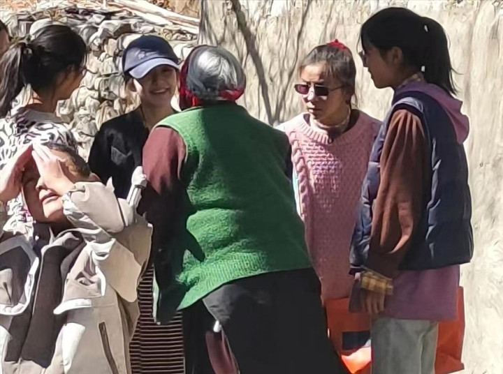 Nữ diễn viên ăn mặc giản dị, để mặt mộc thoải mái trò chuyện với người dân địa phương.