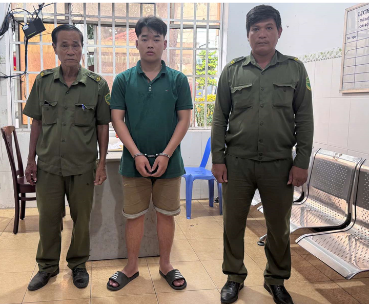 Tài xế Vũ Viết Duy (giữa) bị bắt vì gây tai nạn khiến nữ sinh lớp 12 tử vong sáng 18/2. (Ảnh: CACC)