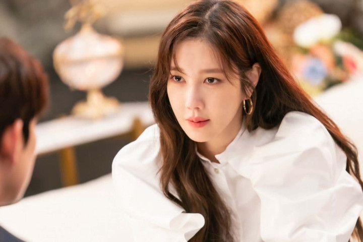 Bố Lee Ji Ah vướng cáo buộc giả mạo chữ ký và con dấu để độc chiếm quyền mua lại đất.